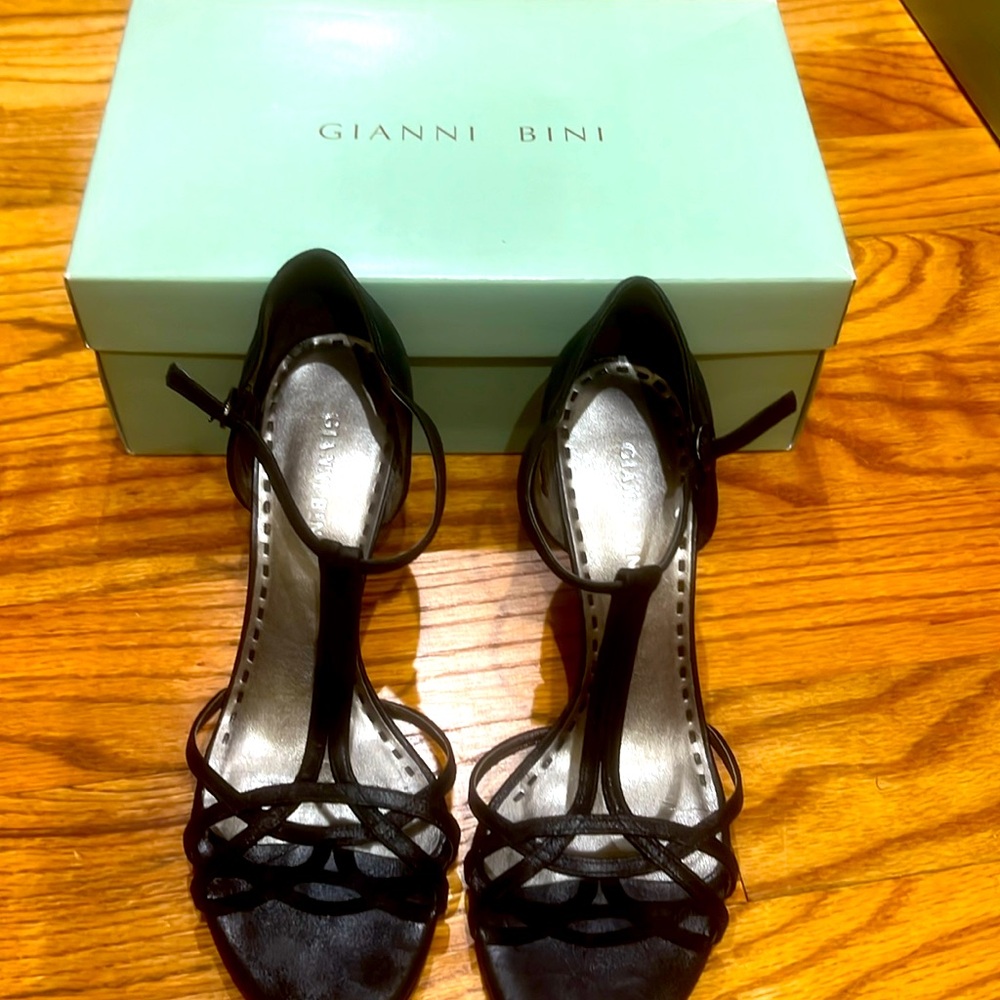 Gianni Bini T-strap 3 inch heel